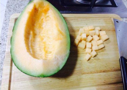 哈密瓜太熟了可以吃吗,揭秘熟透哈密瓜的食用奥秘