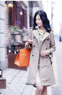 吃瓜女生白色风衣,吃瓜女生演绎冬日时尚风采