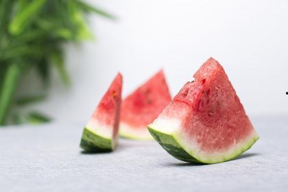 昨晚梦见自己吃瓜,一梦穿越，我与瓜果的奇幻之旅